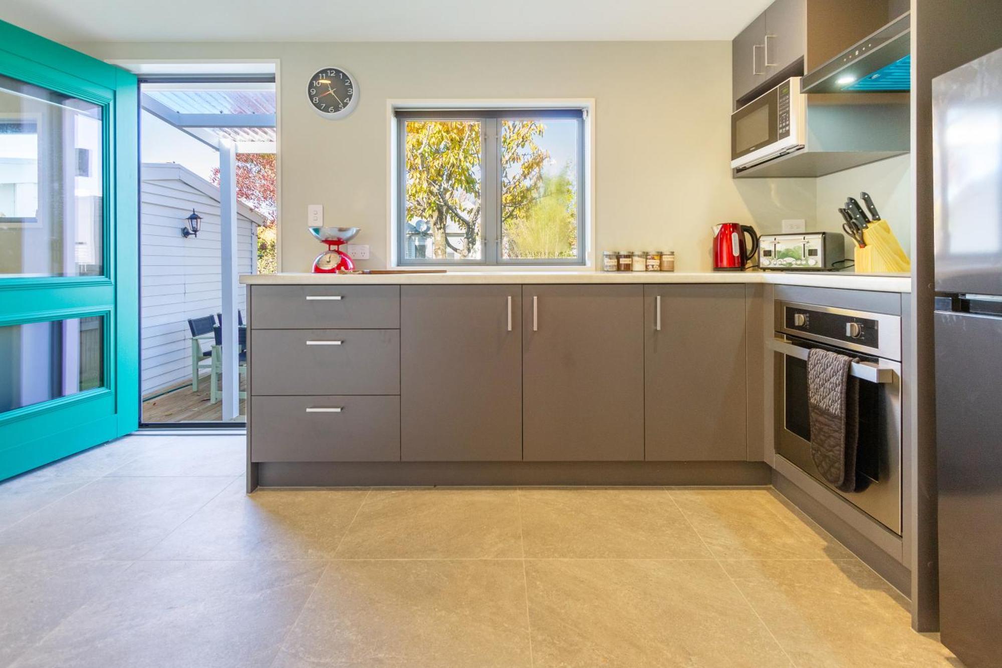 Charming 3 Bedroom Home Near Christchurch City Exterior photo